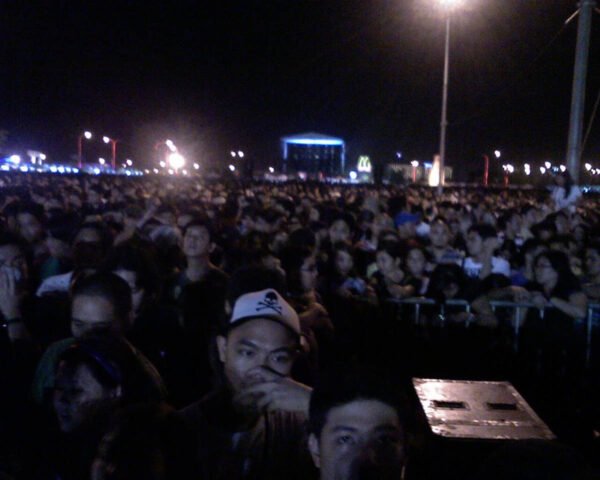 "Eraserheads Live: The Final Set" crowd