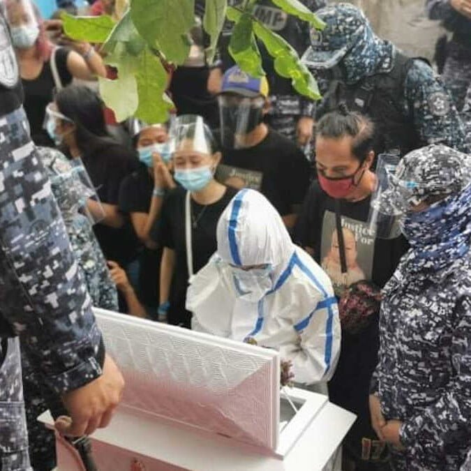 Ang inang si Reina Mae sa libing ni Baby River Nasino