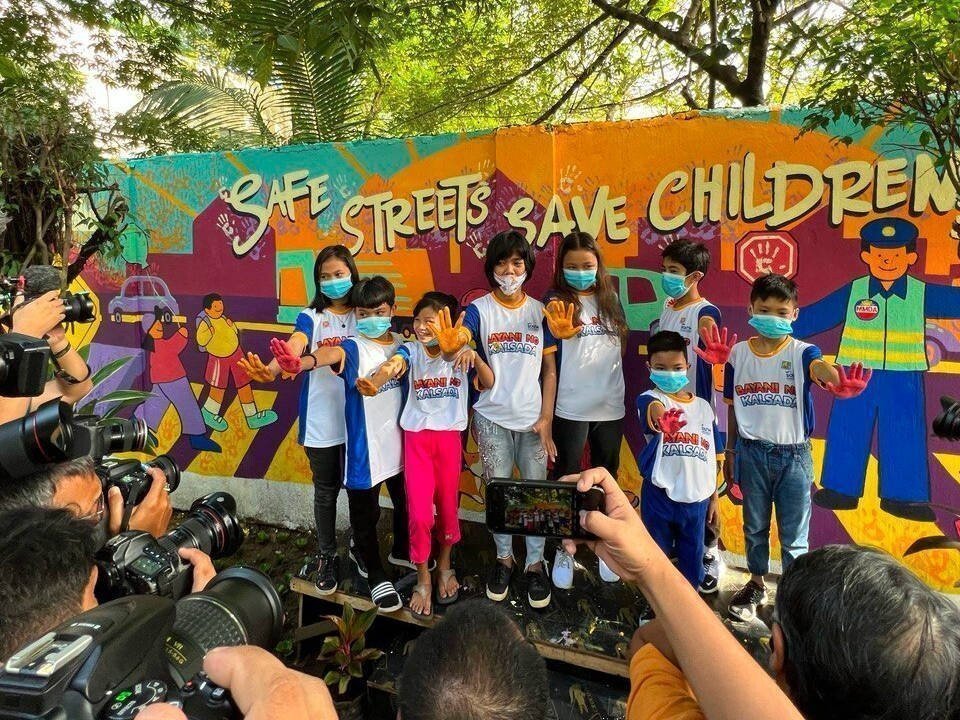 Children unveil a mural to urge government and stakeholders to commit to safer roads for vulnerable road users.